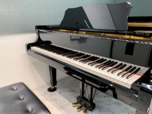 グランドピアノと電子ピアノの違いについて