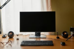 【猫背改善】パソコン作業による肩凝りや猫背を改善して効率を上げる厳選3アイテム
