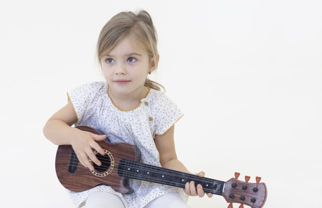 【2〜3歳】はじめて楽器をさわる子供にあげたいクリスマスプレゼント